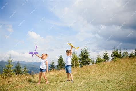 Niños jugando con modelos de aviones en Silesia