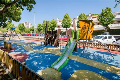 Estructura de gronxadors amb tres usuaris