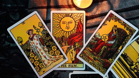imagen de cartas de tarot con ilustraciones