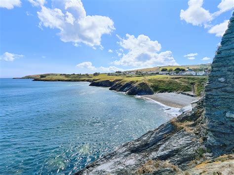 Paisaje escocés con acantilados y mar