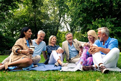 Reunión de viejos amigos en un parque