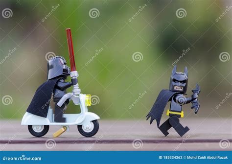 Batman persiguiendo a Dos Caras por carreteras desoladas