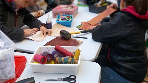 Niños participando en un taller de ciencia