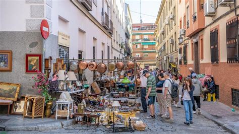 Pareja buscando en el Rastro de Madrid