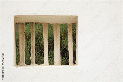Viñeta de cómic mostrando una ventana con barrotes gruesos