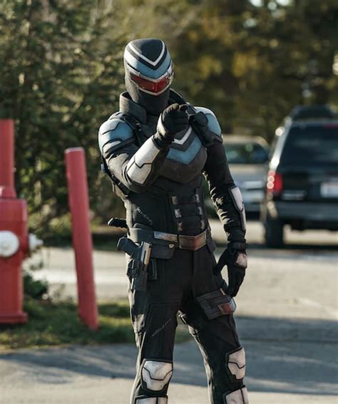 Adrian Chase en su traje de Vigilante