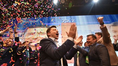 Volodimir Zelensky y su equipo de campaña celebrando la victoria.
