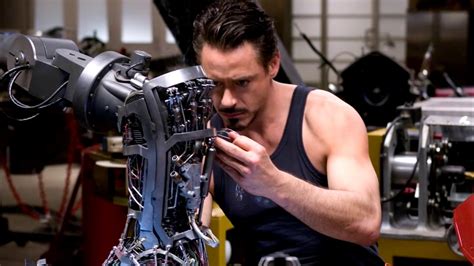 Tony Stark en su taller diseñando armaduras