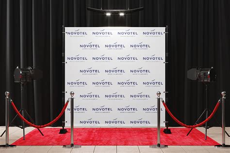 Cosplayers posando en un photocall