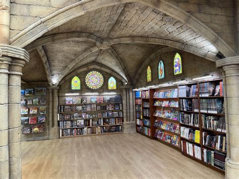 Interior de la librería Akira Cómics