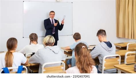 Profesor de gimnasia dando una clase estricta