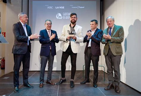 Manu Sánchez recibiendo un premio