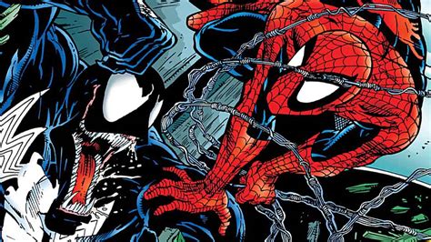 Spider-Man luchando contra Venom en los cómics