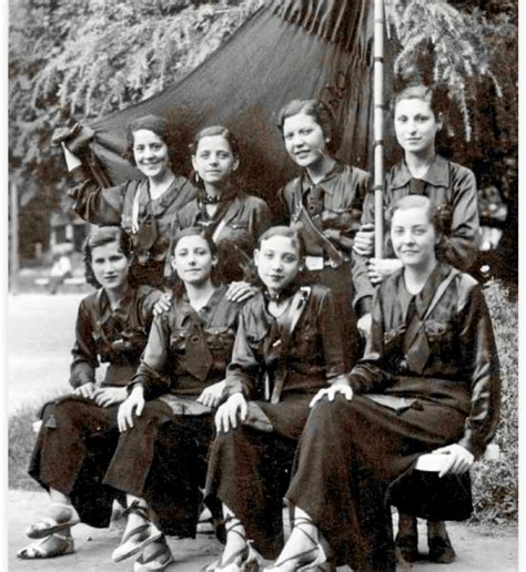 Mujeres trabajando en el campo durante la Segunda República Española
