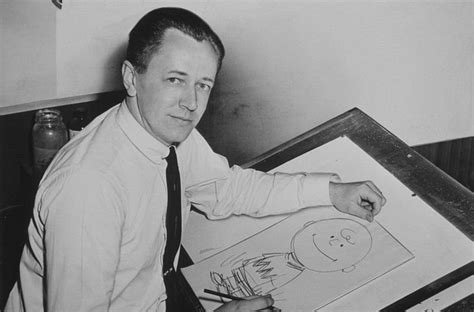 Charles M. Schulz trabajando en su estudio