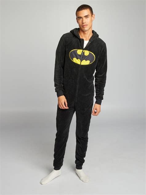 Hombre usando pijama de DC Comics