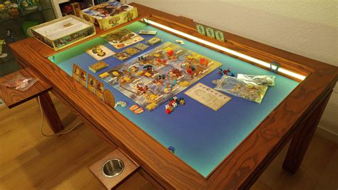 Mesa de juego con miniaturas de superhéroes