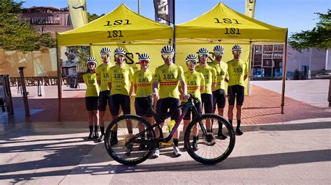 Equipo ciclista infantil con uniforme de pastelería