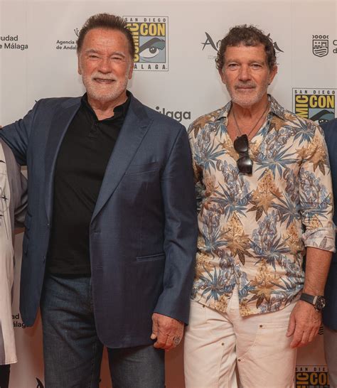 Antonio Banderas y Arnold Schwarzenegger sonriendo en el escenario de la Comic-Con de Málaga