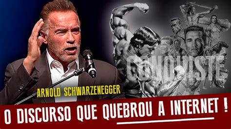 Arnold Schwarzenegger dando un discurso inspirador
