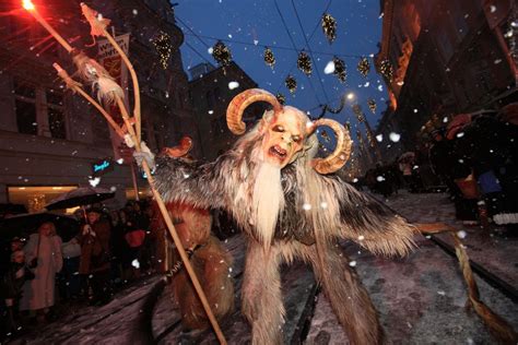 Niños disfrazados de Krampus en una procesión navideña