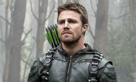 Stephen Amell como Green Arrow en la serie Arrow.