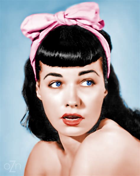 Bettie Page en el estilo de pin-up de los años 40