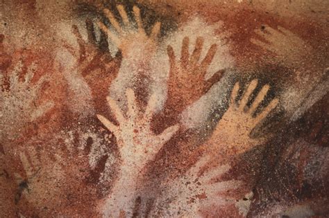Huellas de manos prehistóricas en una cueva