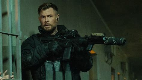 Chris Hemsworth en una escena de acción de Tyler Rake