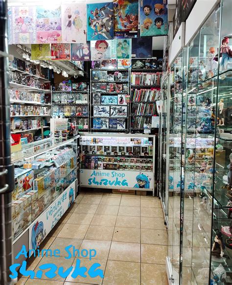 Estanterías con cómics y manga en Arcadia Comics