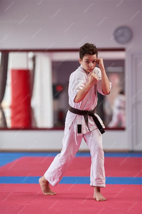 Practicante de karate realizando un kata