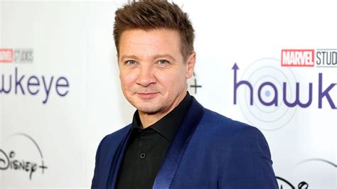 Jeremy Renner sonriendo durante su recuperación