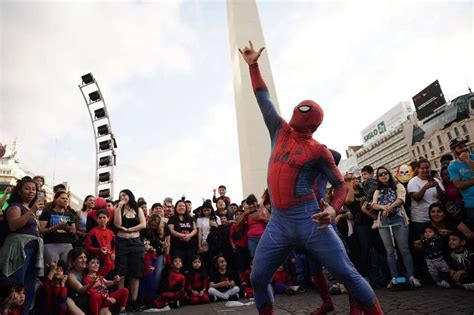 Fan disfrazado de Spider-Man con un cartel ingenioso