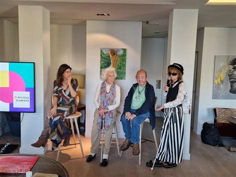 Artistas diversos en una exposición de ilustración contemporánea