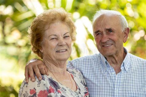 Imagen de abuelos riendo juntos