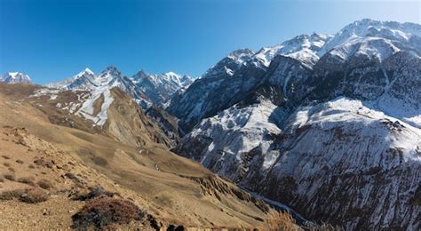 Paisaje del Himalaya con montañas nevadas