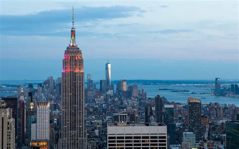 Billy Butcher cayendo del Empire State Building