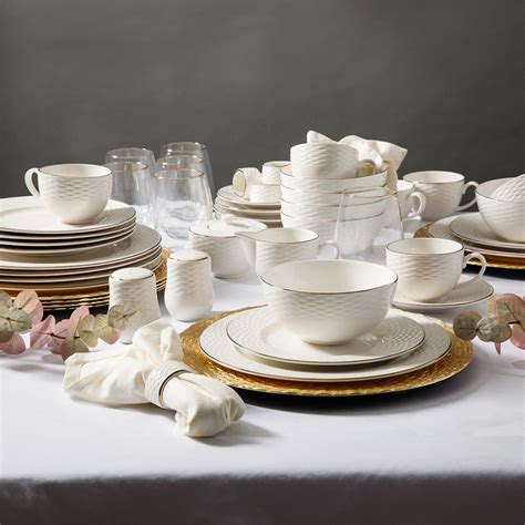 Piezas de porcelana blanca