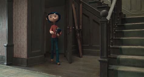 Ilustración de Coraline explorando la casa
