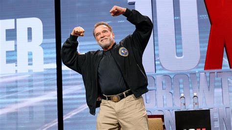 Arnold Schwarzenegger en una conferencia