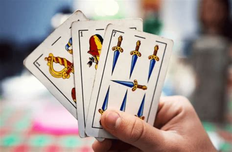Mano realizando un truco de cartas