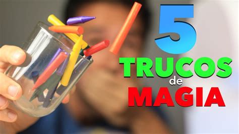 Niños realizando trucos de magia con objetos cotidianos