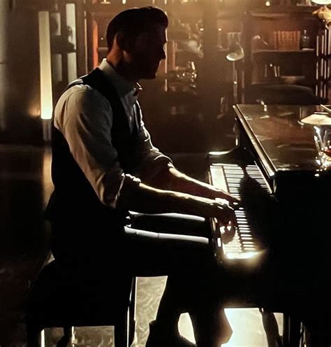 Ilustración de Lucifer Morningstar en un piano bar.