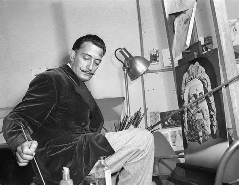 Salvador Dalí pintando