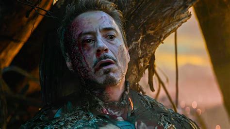 Tony Stark despertando curado después del proceso Extremis