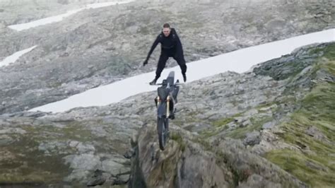 Tom Cruise saltando en moto desde un acantilado
