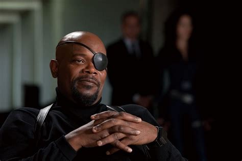 Nick Fury dirigiendo a los agentes de S.H.I.E.L.D.