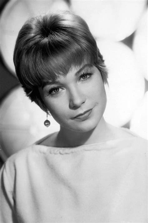 Shirley MacLaine en una escena de cine