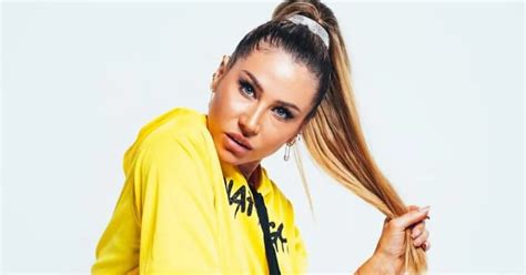 Ilustración de Jenny y Vicky con sus atuendos provocativos