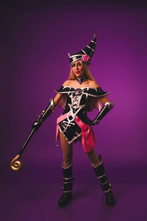 Cosplay de personajes populares en un evento de cómics